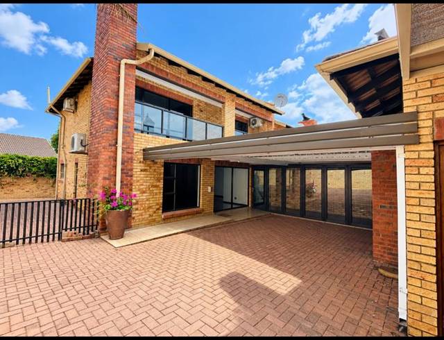 3 BEDROOM TOWNHOUSE FOR SALE IN LANGENHOVENPARK
